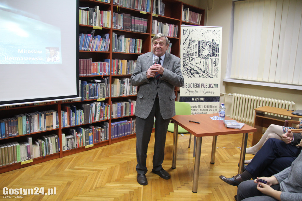 Mirosław Hermaszewski w gostyńskiej bibliotece