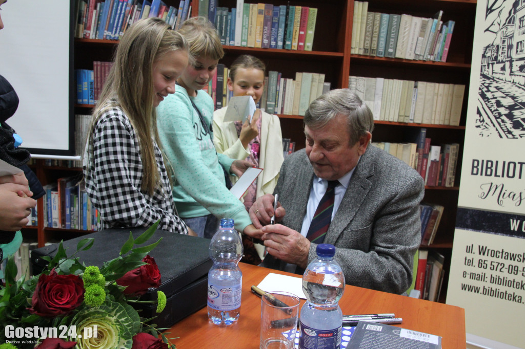 Mirosław Hermaszewski w gostyńskiej bibliotece