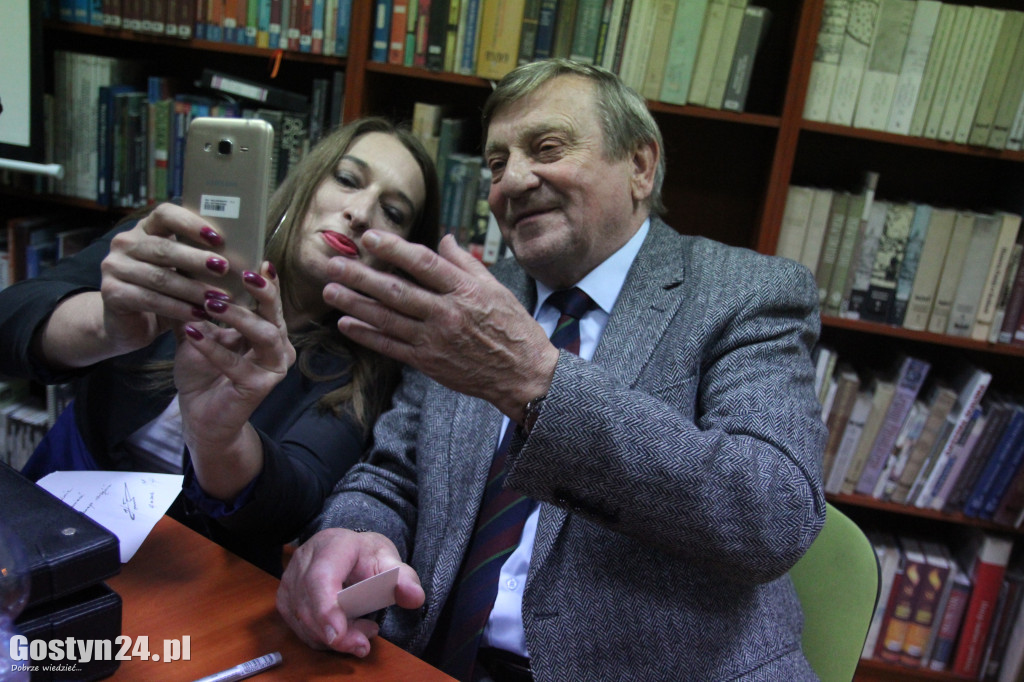 Mirosław Hermaszewski w gostyńskiej bibliotece