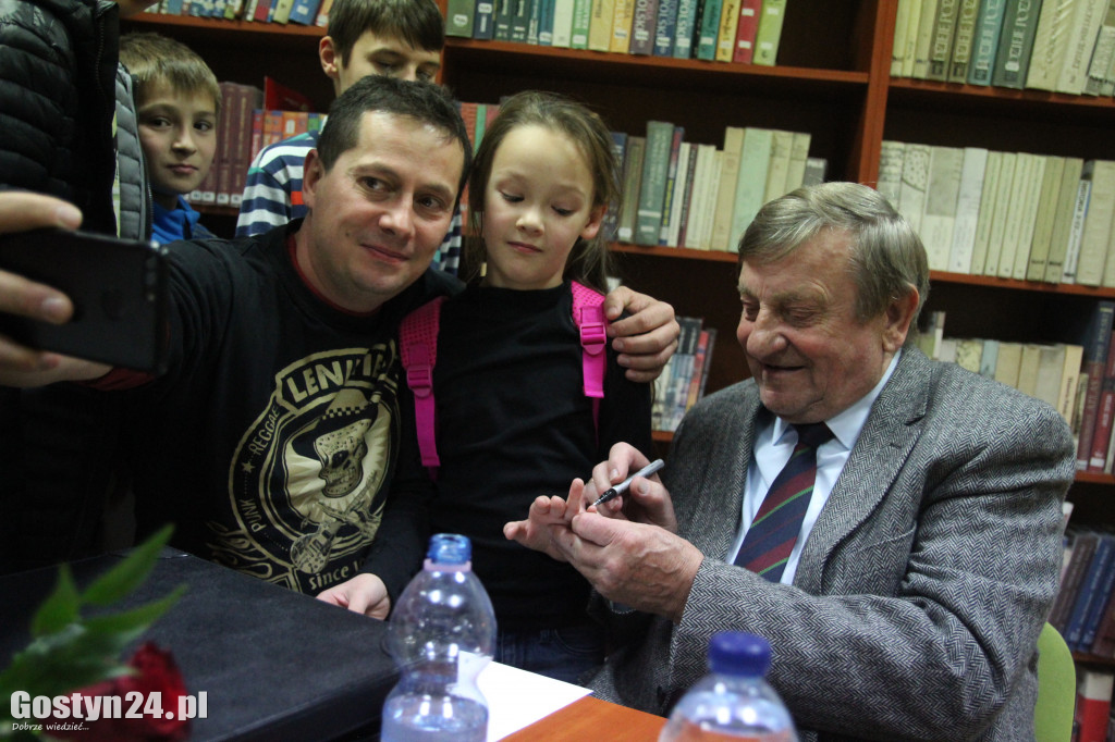 Mirosław Hermaszewski w gostyńskiej bibliotece
