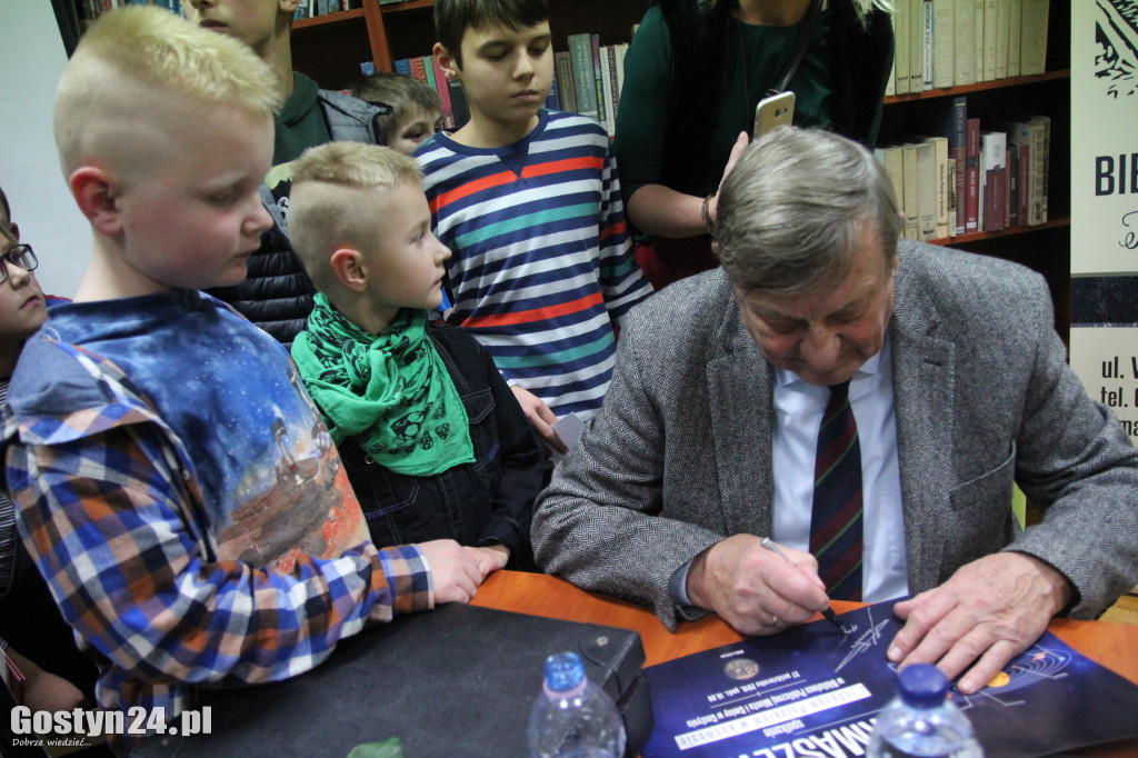 Mirosław Hermaszewski w gostyńskiej bibliotece