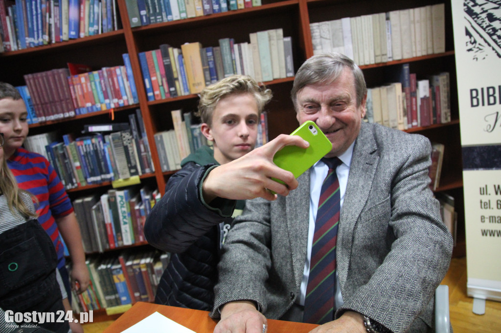 Mirosław Hermaszewski w gostyńskiej bibliotece