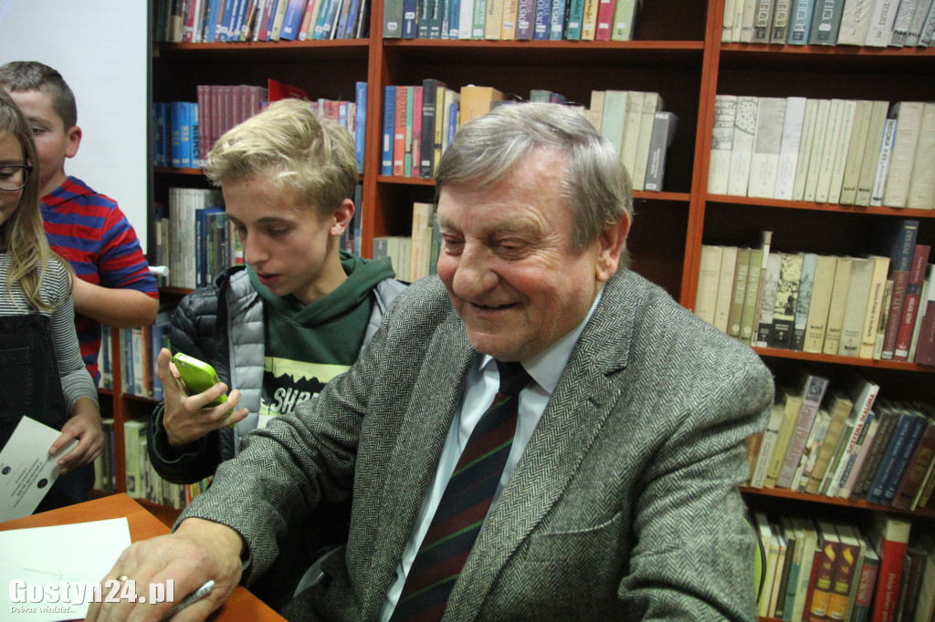 Mirosław Hermaszewski w gostyńskiej bibliotece
