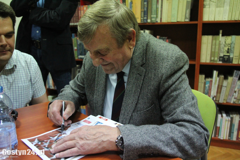 Mirosław Hermaszewski w gostyńskiej bibliotece