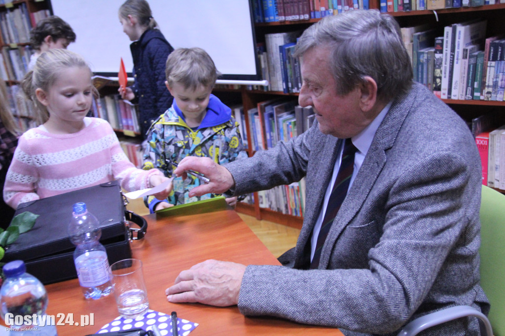 Mirosław Hermaszewski w gostyńskiej bibliotece