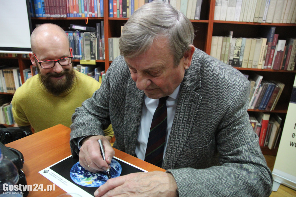 Mirosław Hermaszewski w gostyńskiej bibliotece