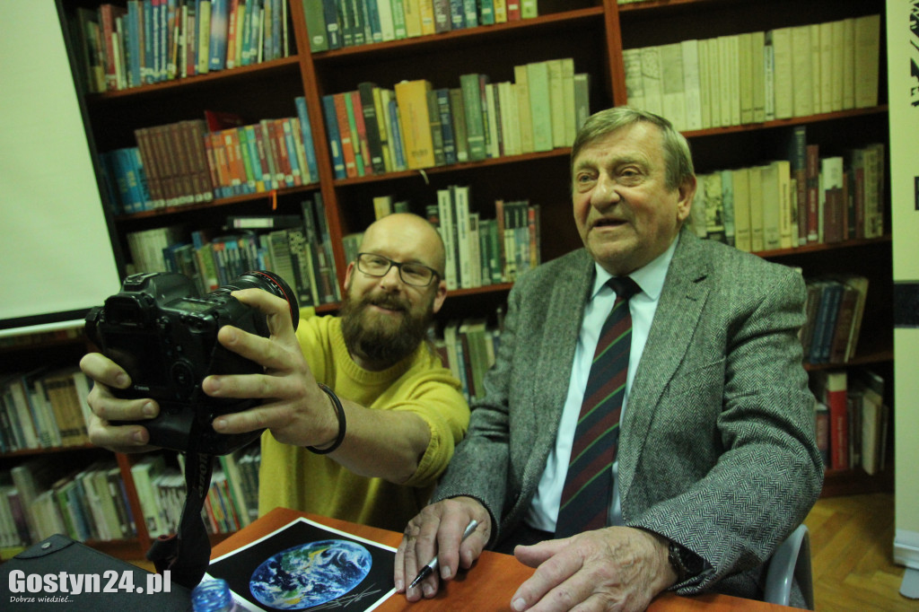 Mirosław Hermaszewski w gostyńskiej bibliotece