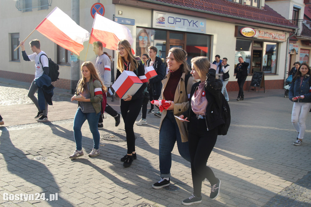 Rozdawanie biało-czerwonych flag