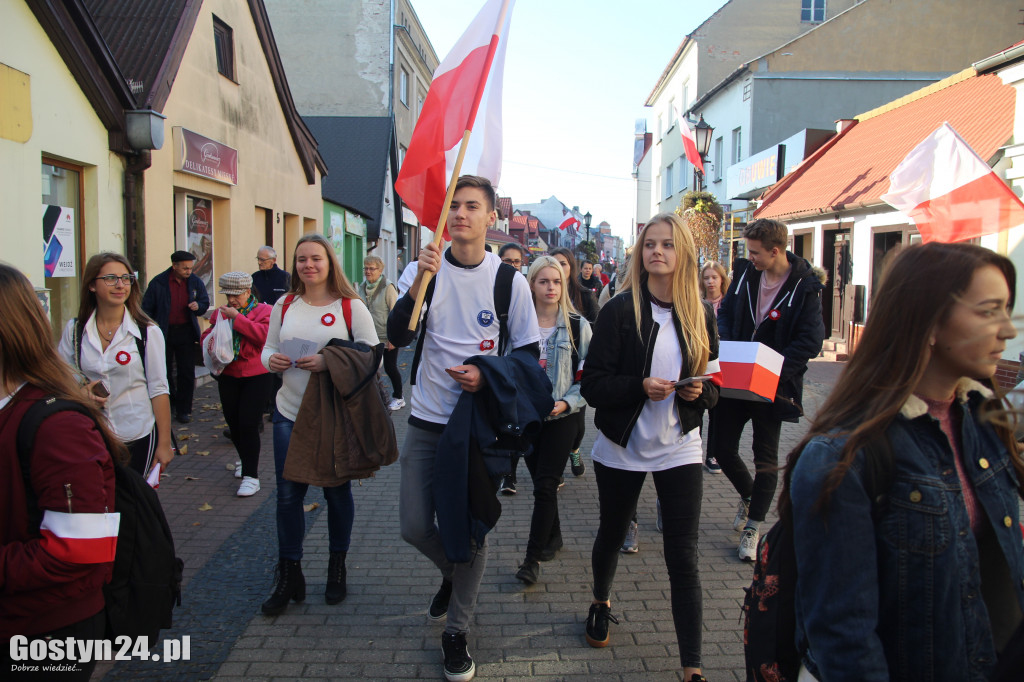 Rozdawanie biało-czerwonych flag