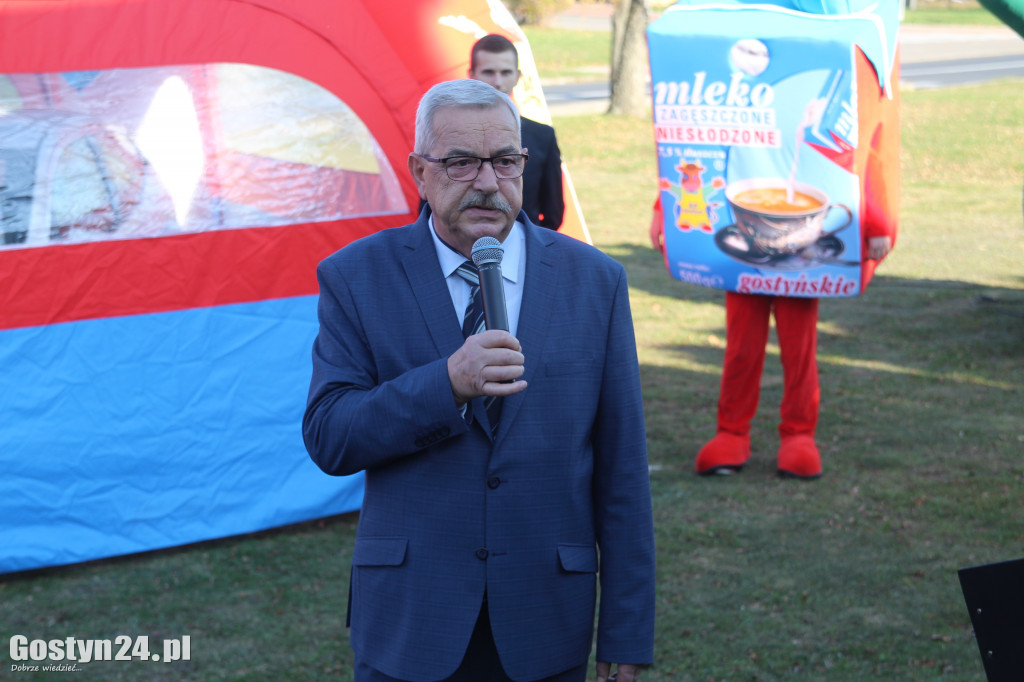 Wręczenie aut w loterii Kawa z Mlekiem w Gostyniu