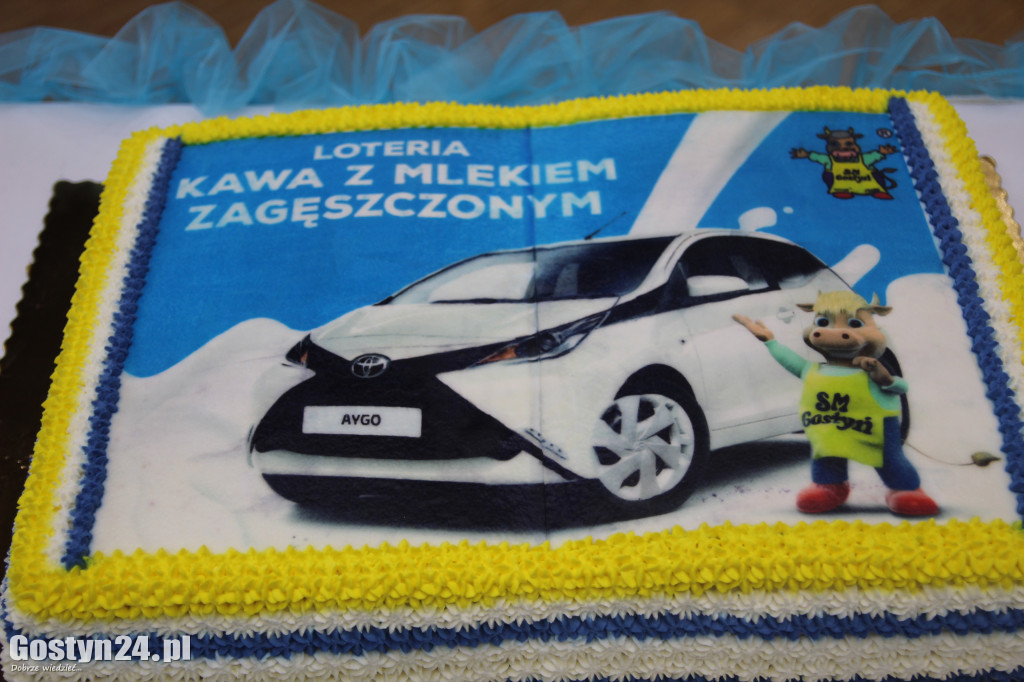 Wręczenie aut w loterii Kawa z Mlekiem w Gostyniu