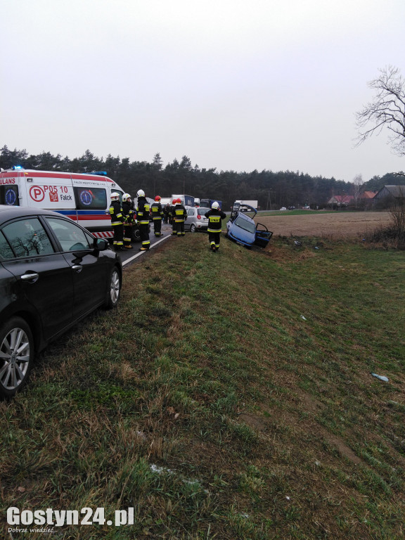 Zderzenie dwóch osobówek na DW437