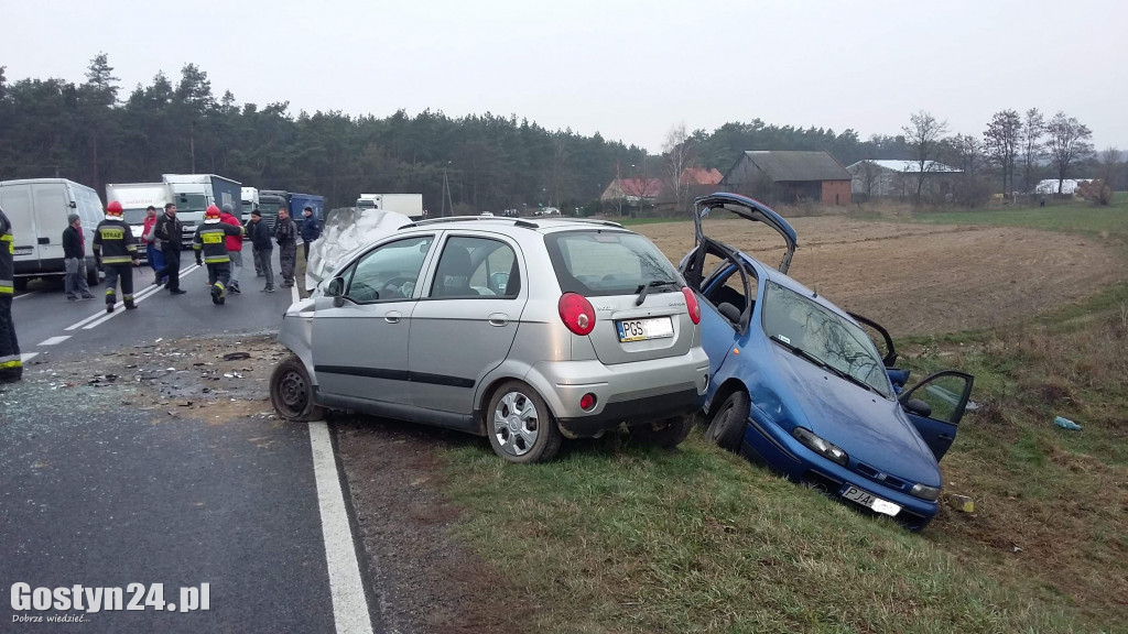 Zderzenie dwóch osobówek na DW437