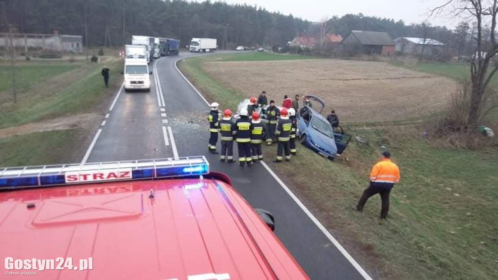 Zderzenie dwóch osobówek na DW437