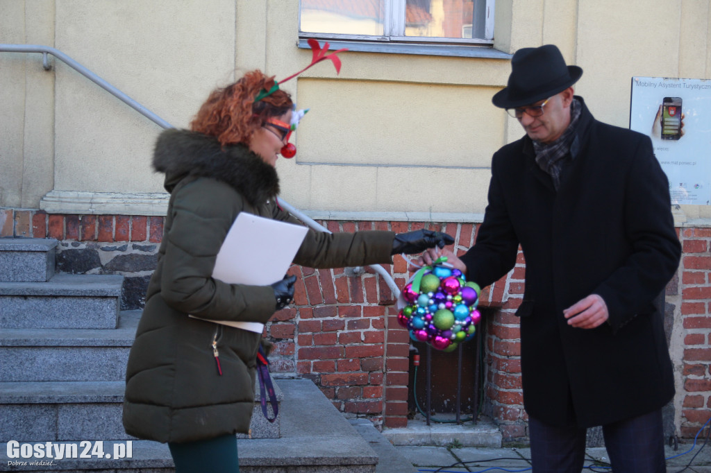 Na ponieckim rynku stanęła piękna choinka