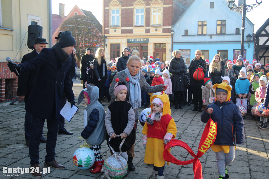 Na ponieckim rynku stanęła piękna choinka