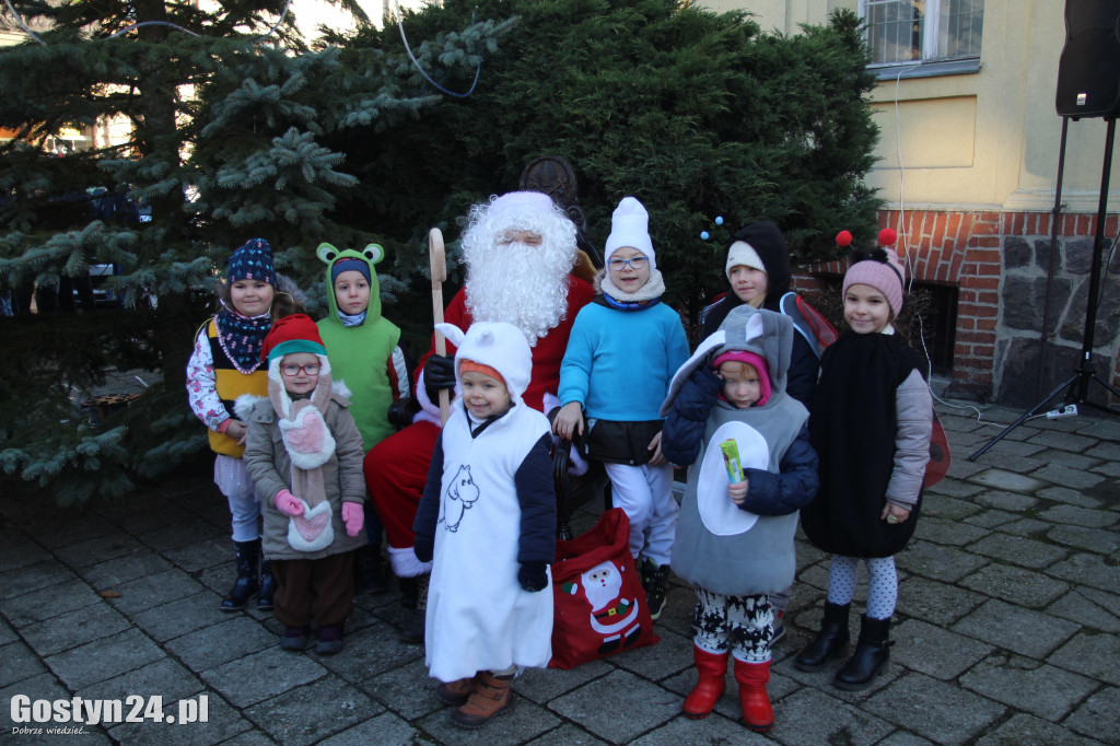 Na ponieckim rynku stanęła piękna choinka