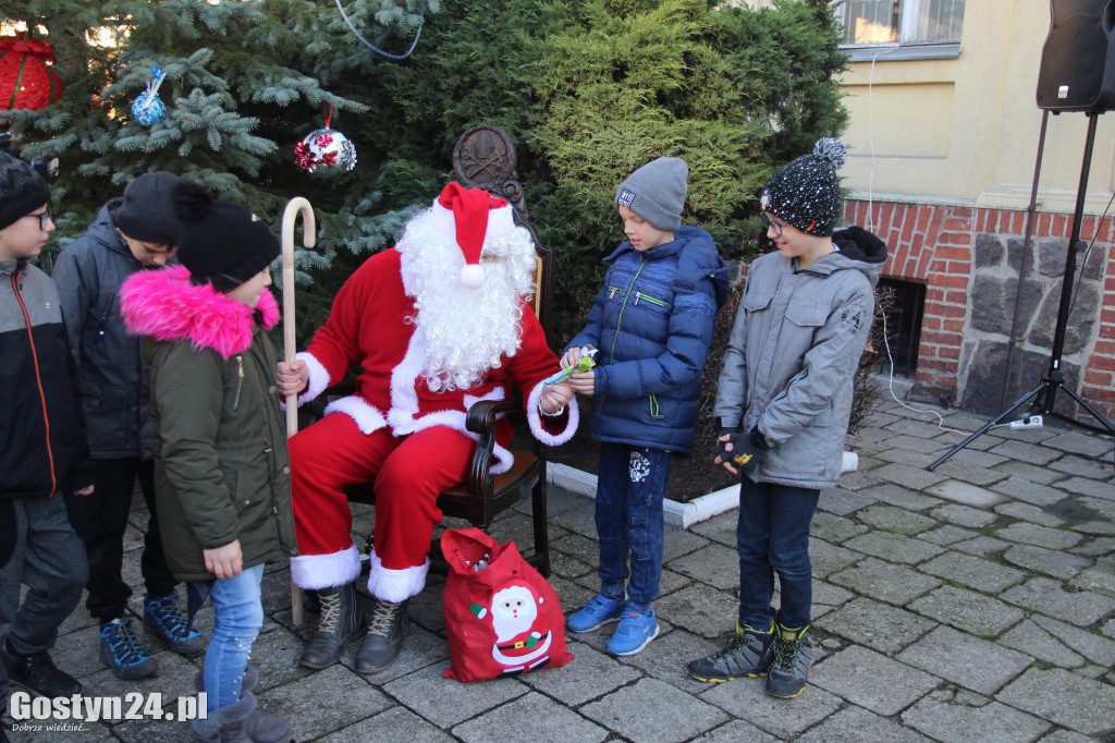 Na ponieckim rynku stanęła piękna choinka