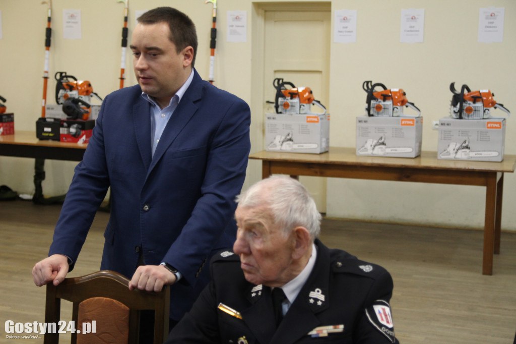 Przekazanie sprzętu strażakom OSP