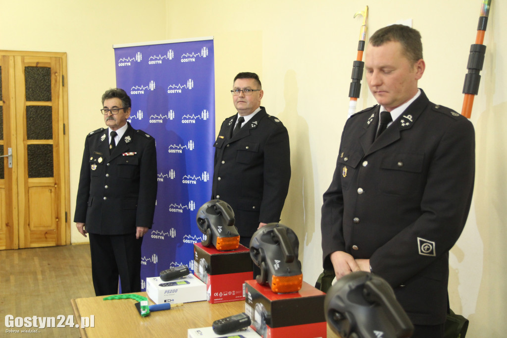 Przekazanie sprzętu strażakom OSP