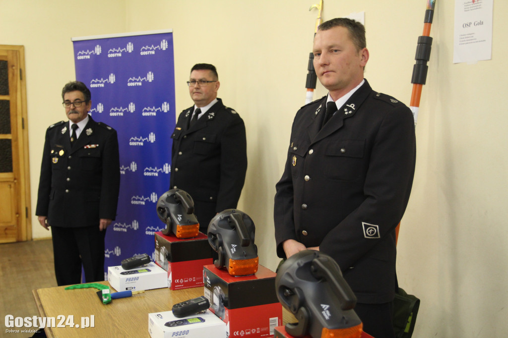 Przekazanie sprzętu strażakom OSP