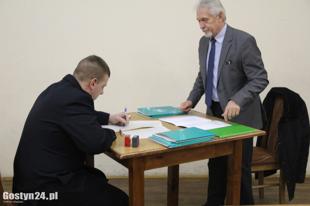 Przekazanie sprzętu strażakom OSP