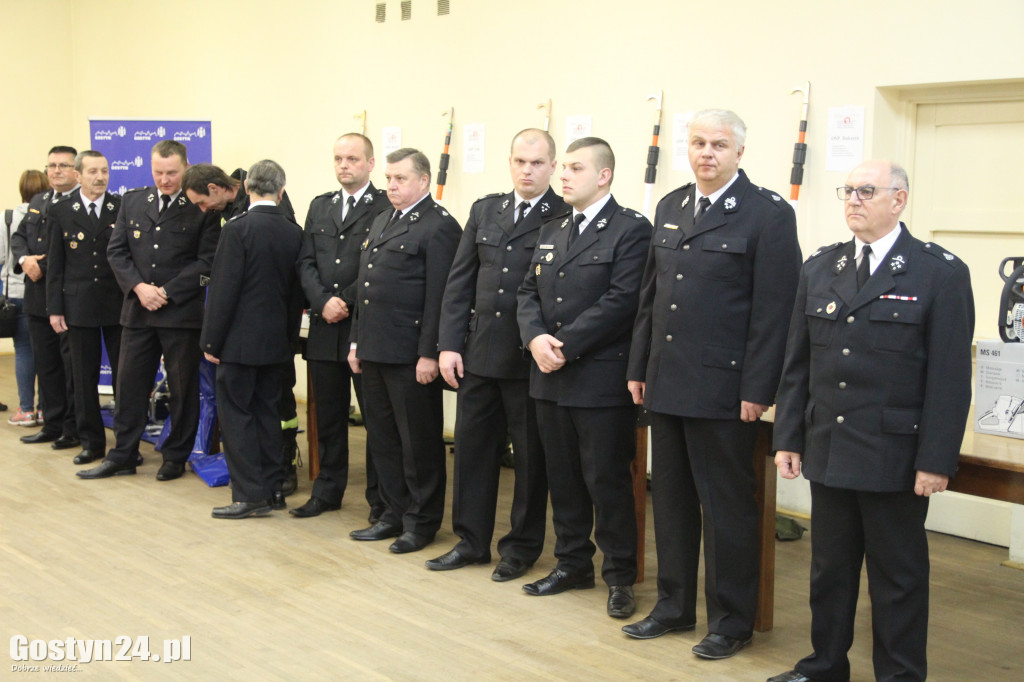 Przekazanie sprzętu strażakom OSP