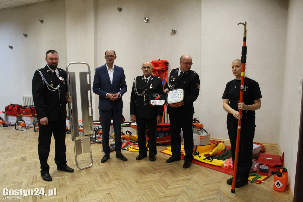 Strażacy z Ponieca otrzymali nowy sprzęt