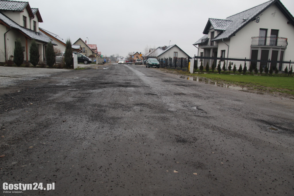 Dziurawa ul. Reymonta w Gostyniu