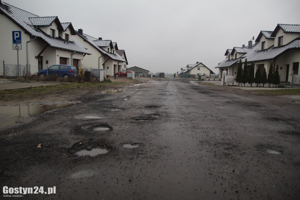 Dziurawa ul. Reymonta w Gostyniu