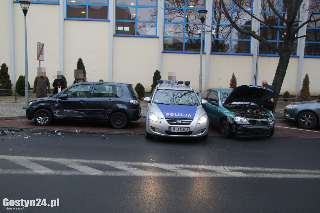 Kolizja przy rondzie Solidarności w Gostyniu