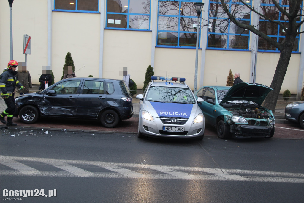 Kolizja przy rondzie Solidarności w Gostyniu