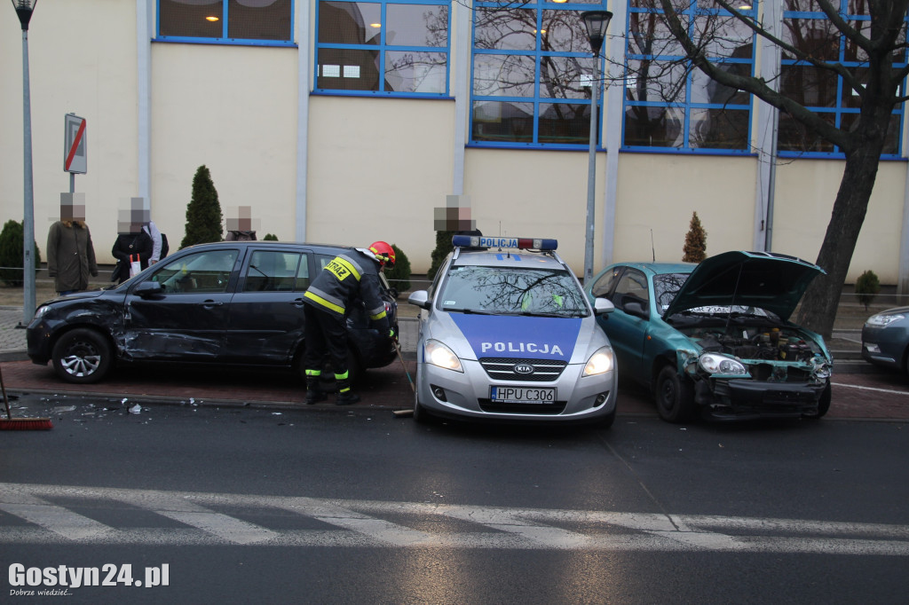 Kolizja przy rondzie Solidarności w Gostyniu