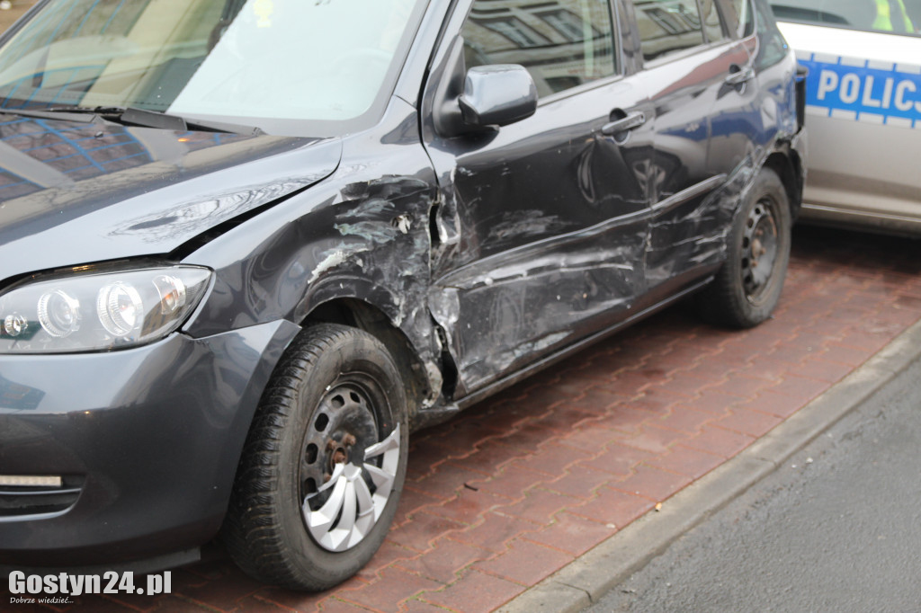 Kolizja przy rondzie Solidarności w Gostyniu
