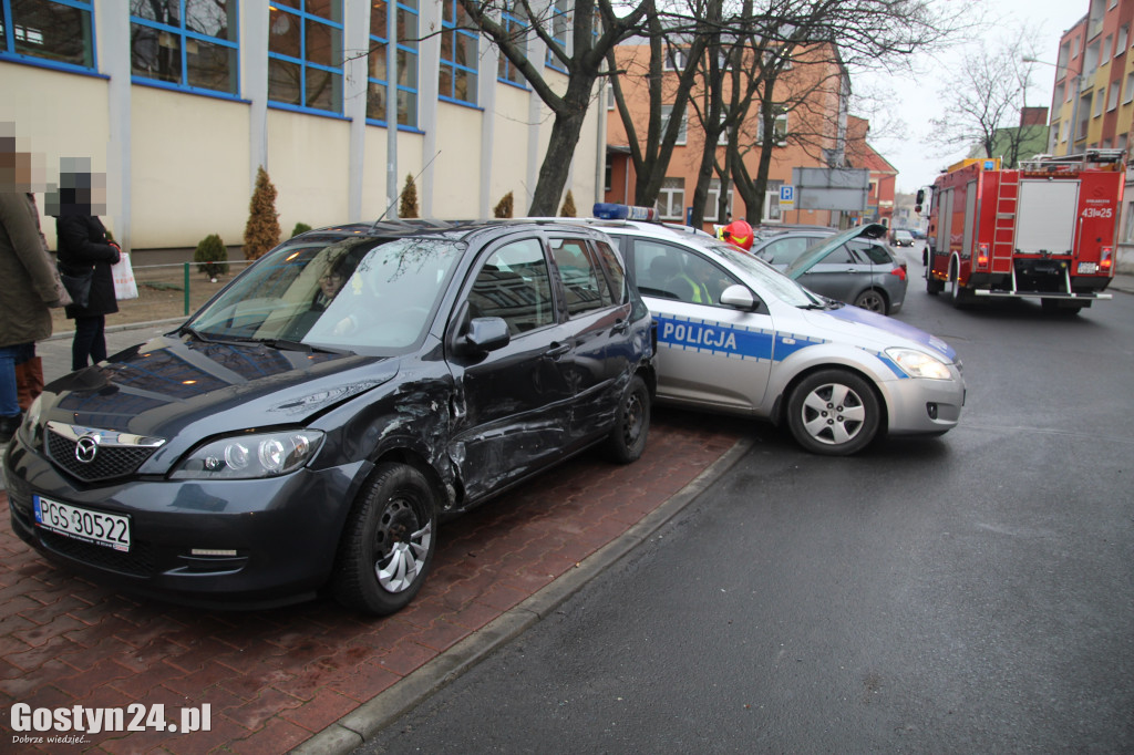 Kolizja przy rondzie Solidarności w Gostyniu