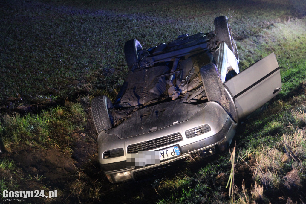 Samochód dachował w rowie