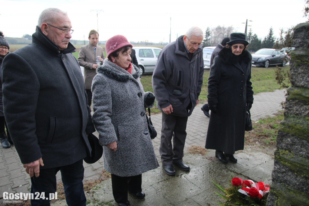 Złożyli kwiaty pod pomnikiem żołnierzy...