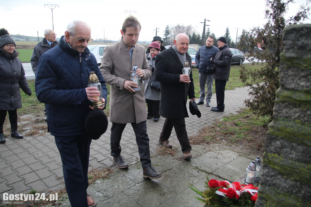 Złożyli kwiaty pod pomnikiem żołnierzy...