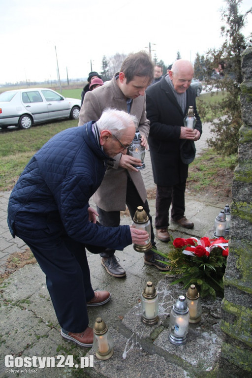 Złożyli kwiaty pod pomnikiem żołnierzy...