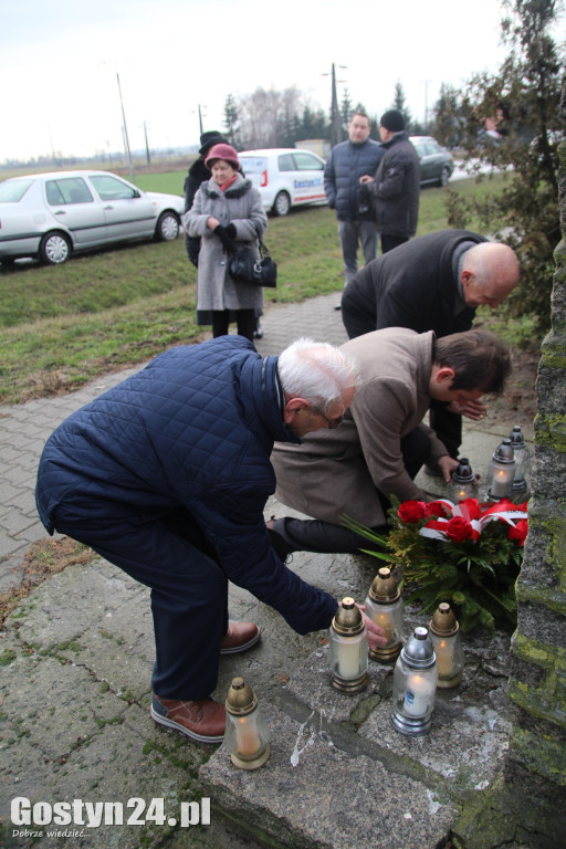 Złożyli kwiaty pod pomnikiem żołnierzy...