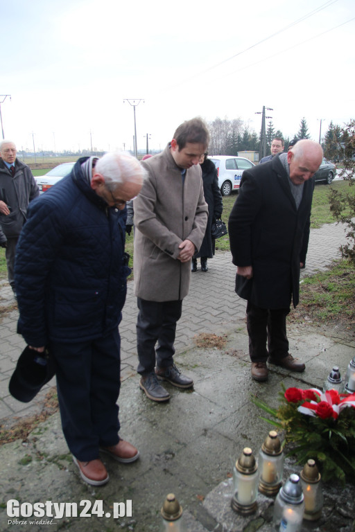 Złożyli kwiaty pod pomnikiem żołnierzy...