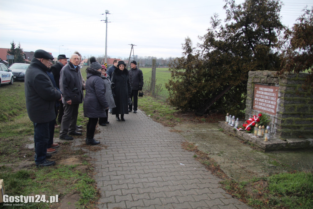 Złożyli kwiaty pod pomnikiem żołnierzy...