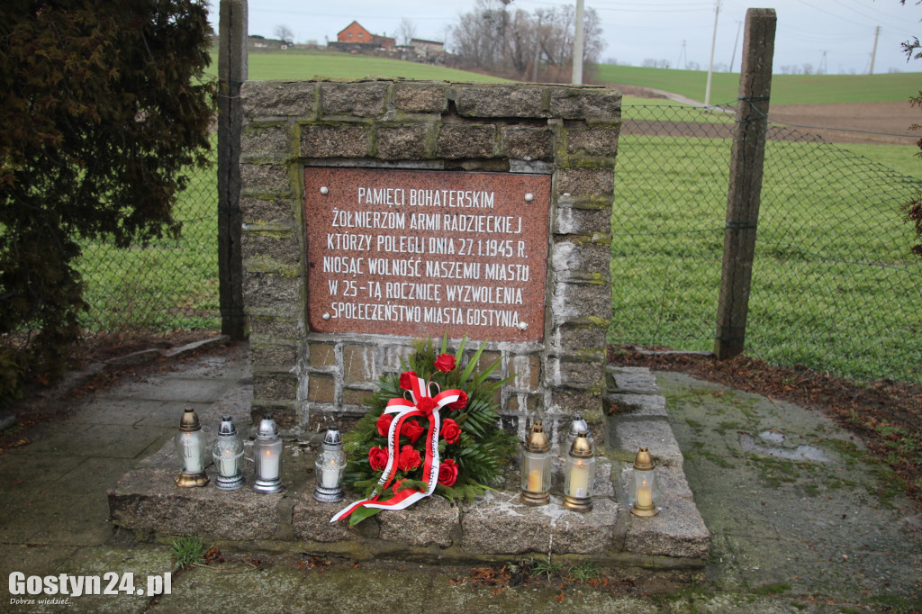 Złożyli kwiaty pod pomnikiem żołnierzy...