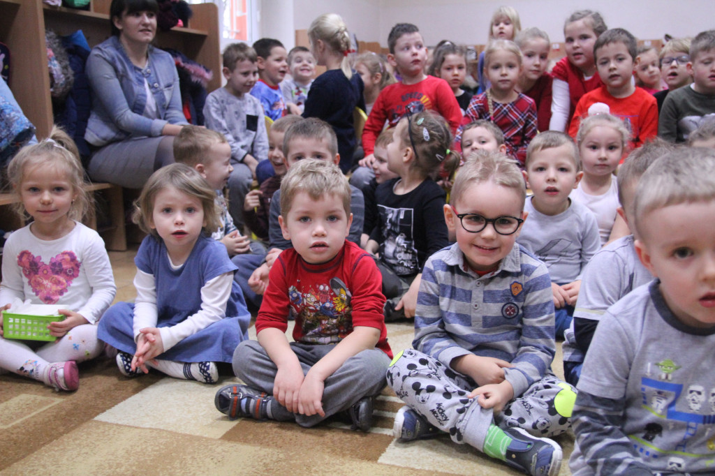 Walentynkowy tydzień czytania w przedszkolu w Piaskach