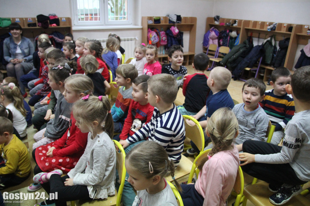 Walentynkowy tydzień czytania w przedszkolu w Piaskach