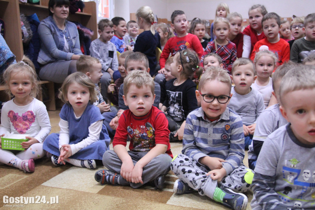Walentynkowy tydzień czytania w przedszkolu w Piaskach