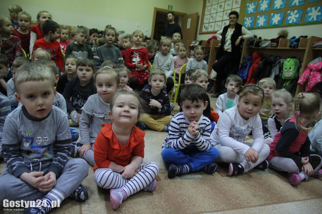 Walentynkowy tydzień czytania w przedszkolu w Piaskach