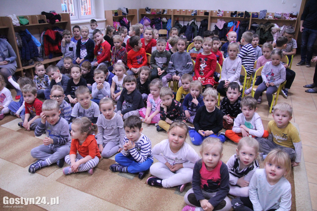 Walentynkowy tydzień czytania w przedszkolu w Piaskach