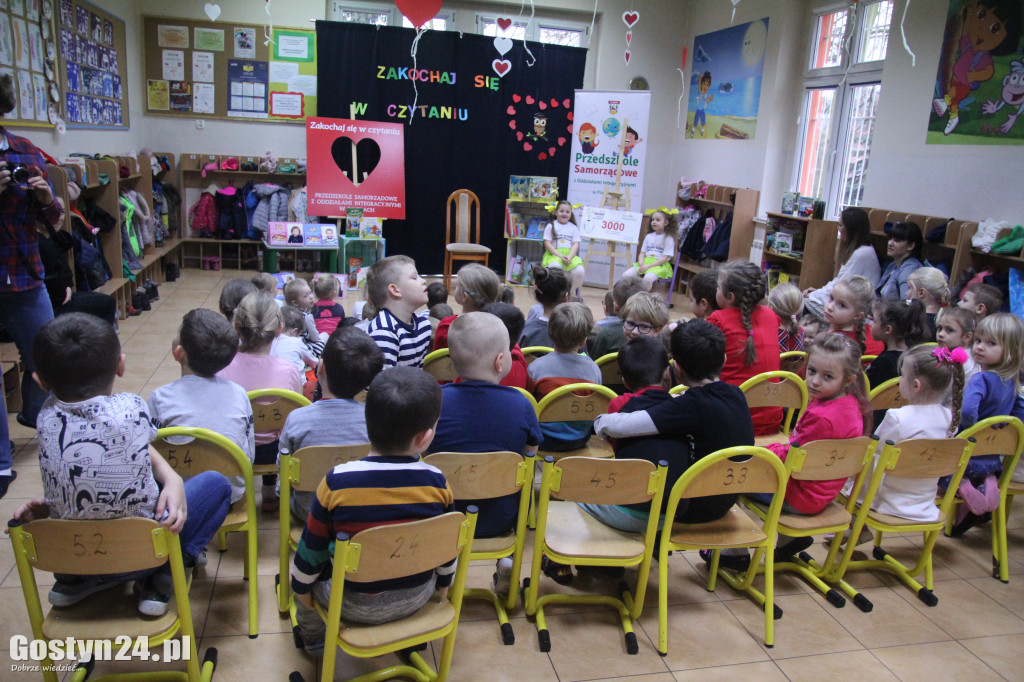 Walentynkowy tydzień czytania w przedszkolu w Piaskach