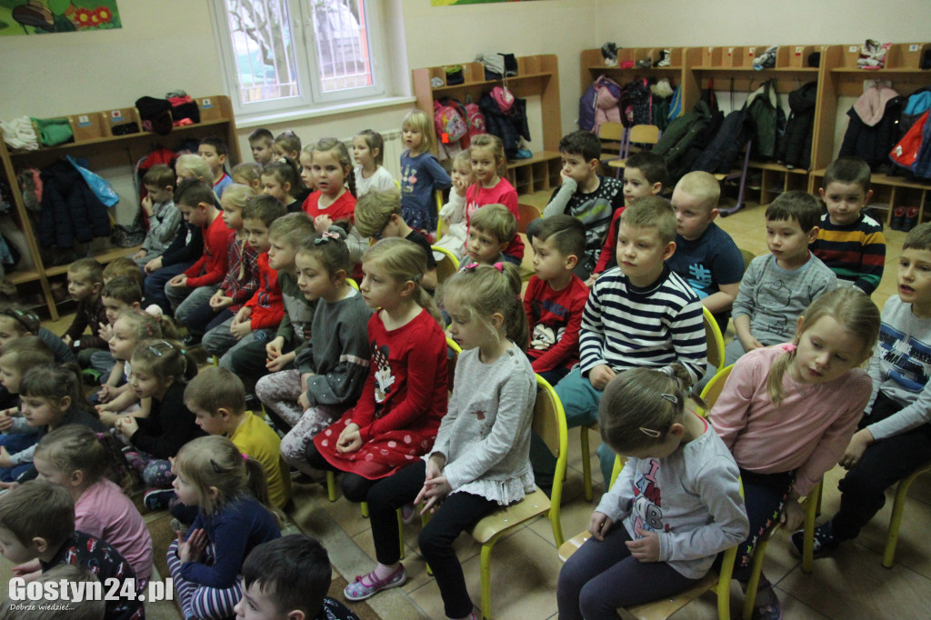 Walentynkowy tydzień czytania w przedszkolu w Piaskach
